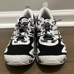 Like new, men’s Aasics running shoes